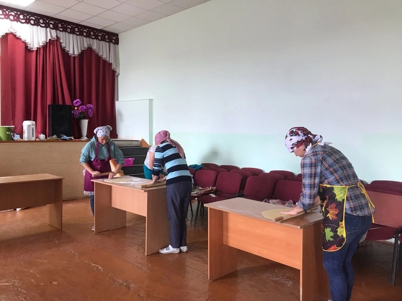 Женщины села Федоровка изготавливают домашнюю лапшу для участников СВО