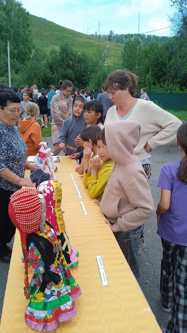 В детском оздоровительном лагере "Аксарлак" детям рассказали о курае и показали национальные костюмы разных народов