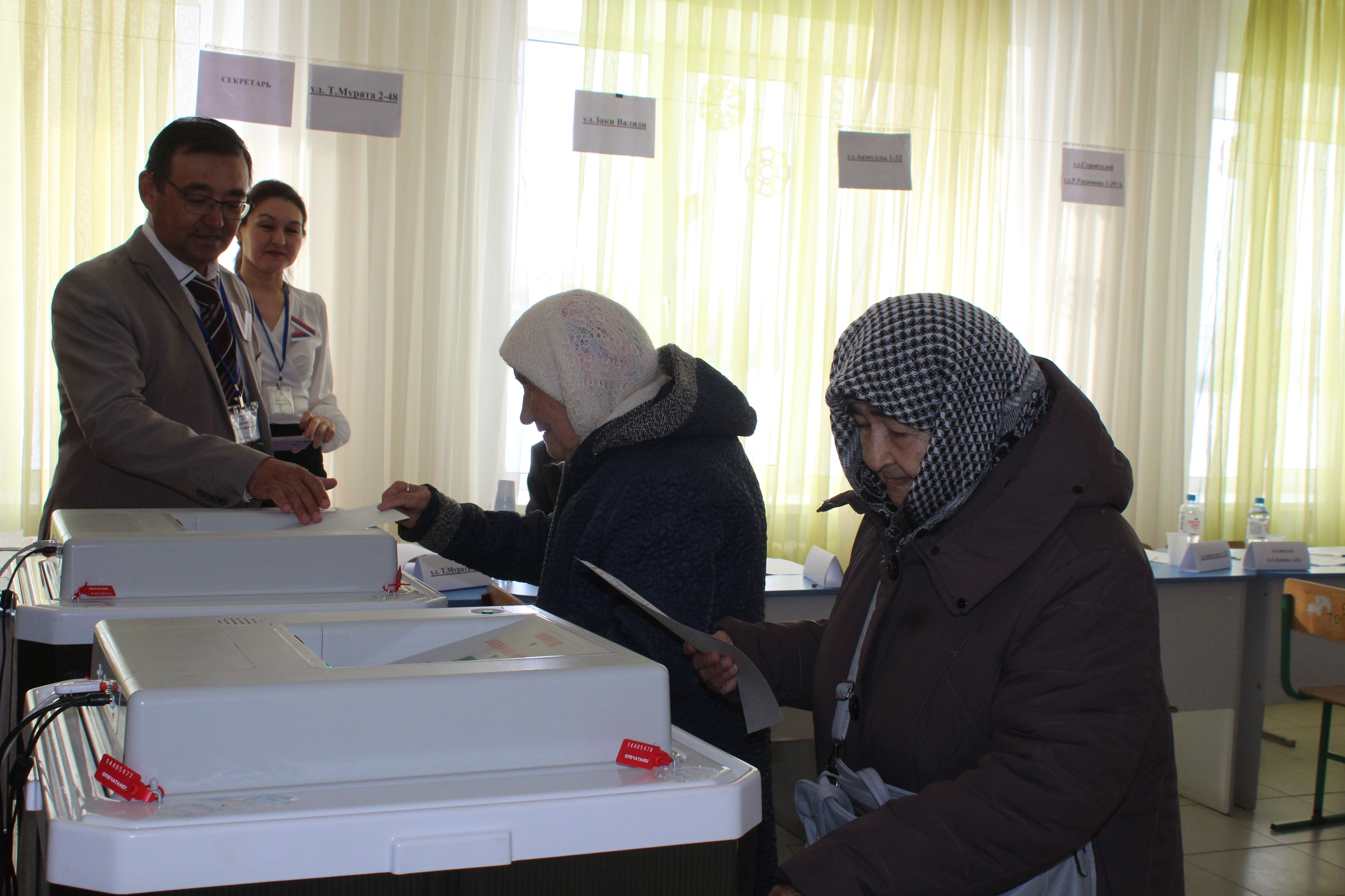 Пожилые жители района в рядах самых первых пришли на избирательные участки.
