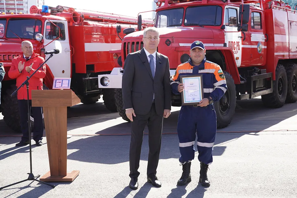 Пожарные Башкирии в профессиональный праздник получили новую технику