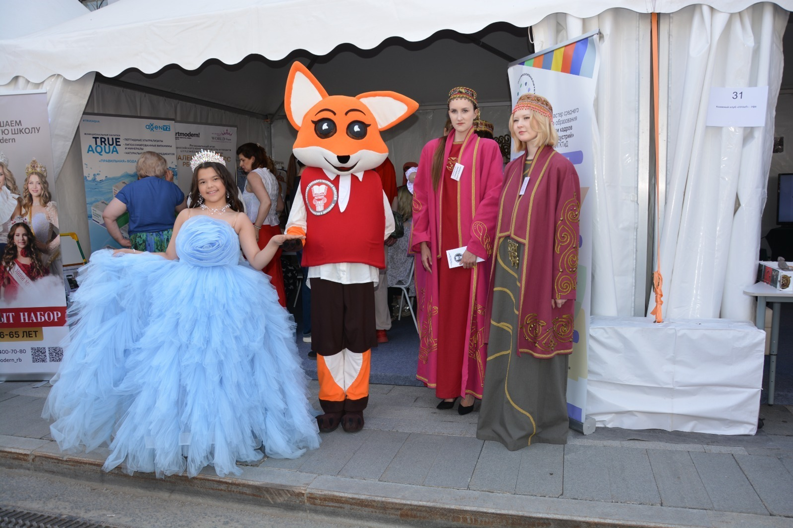 Юная уфимка продемонстрировала на «Китап-Байраме» платье весом 7 кг