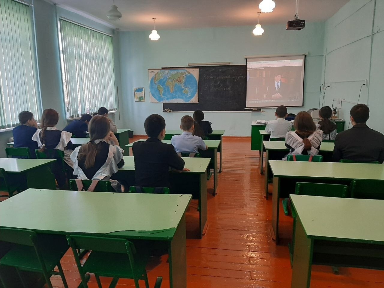 Сегодня в школах Хайбуллинского района "Разговоры о важном" были посвящены Году педагога и наставника
