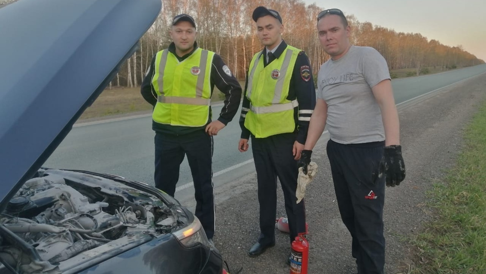 Автоинспекторы помогли жителю Башкирии потушить загоревшийся автомобиль