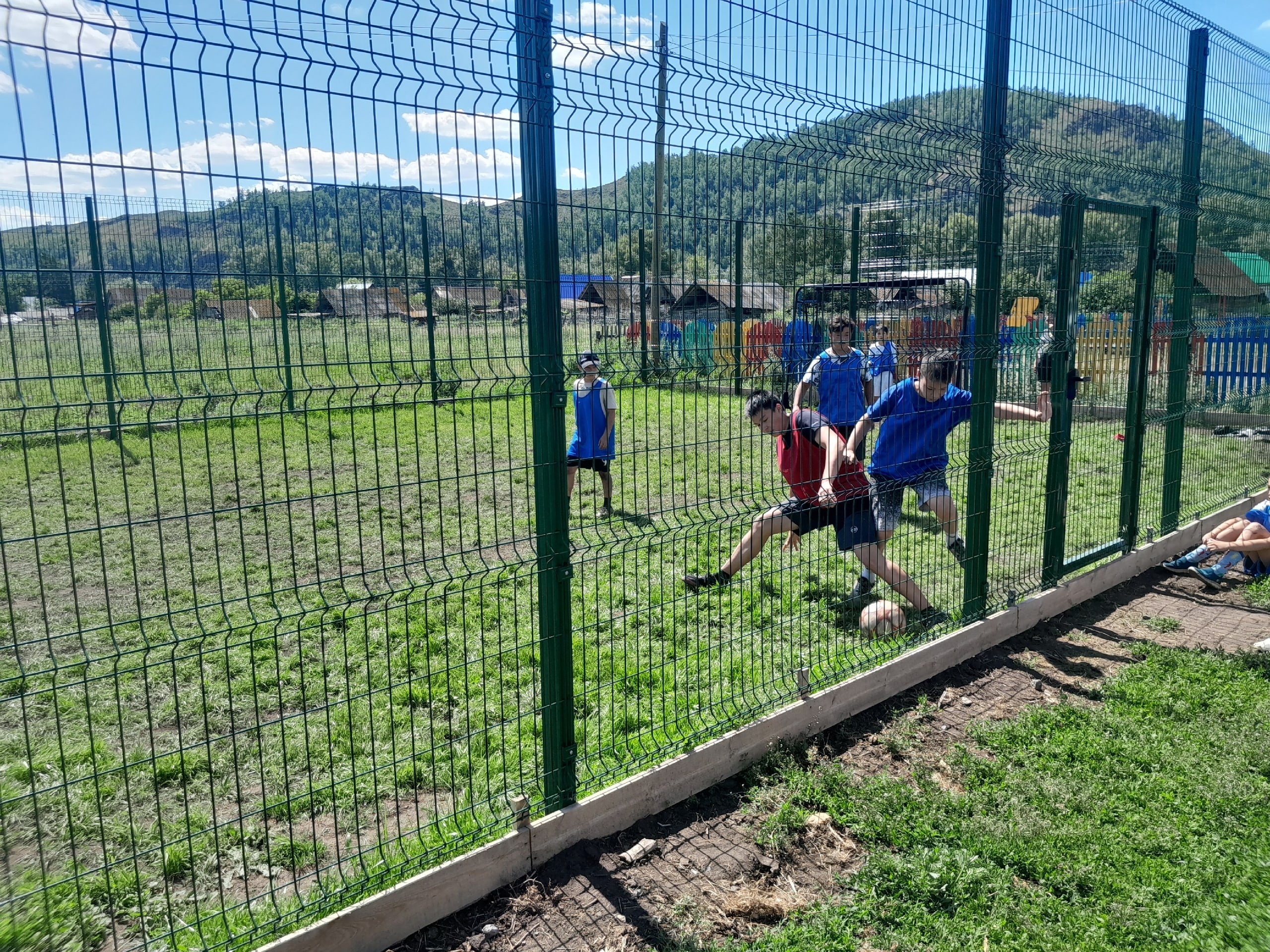 В Сакмар-Назаргулово построили футбольную площадку и благоустроили колодец