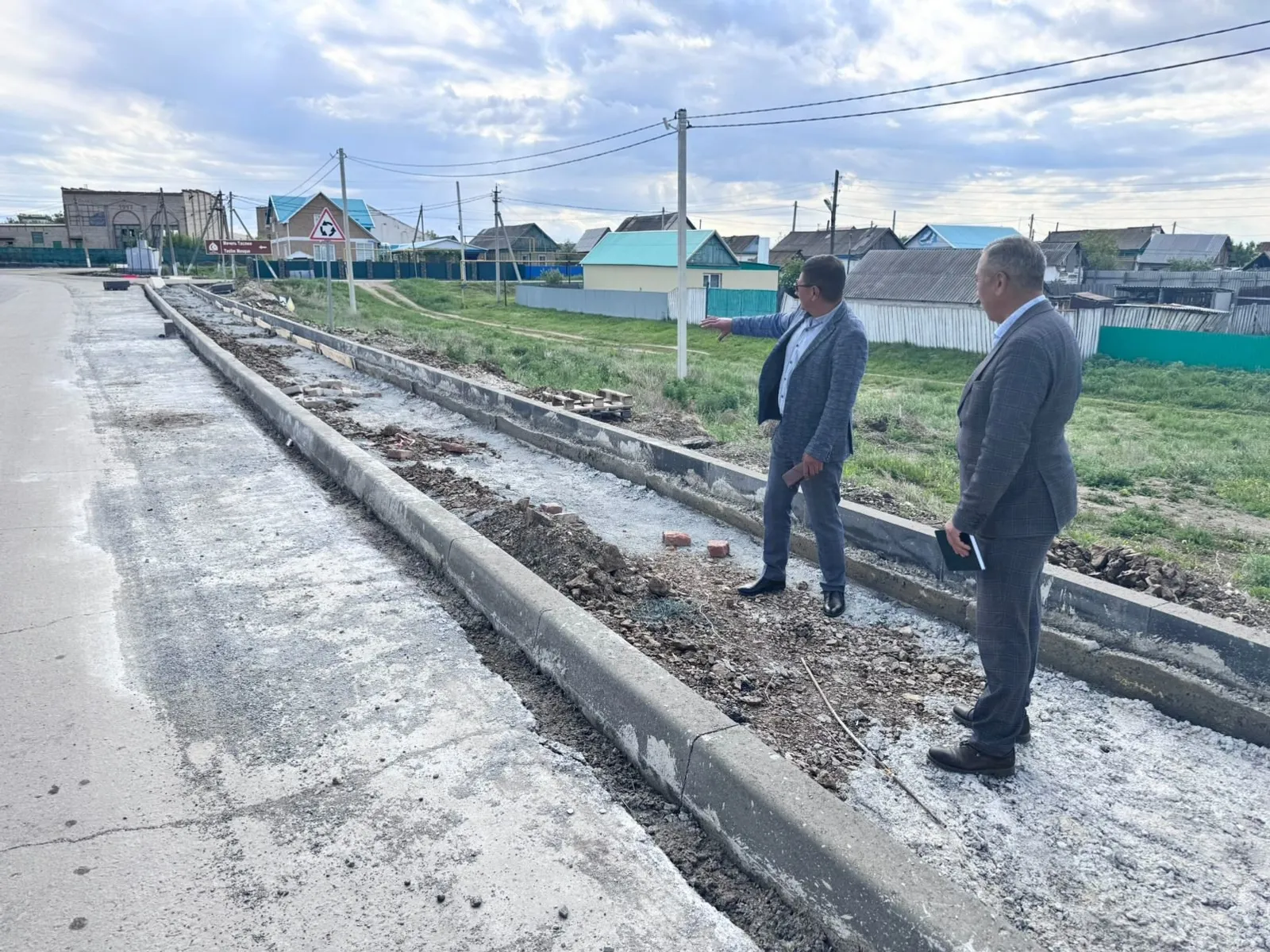 Партийный десант осмотрел тротуар в селе Акъяр