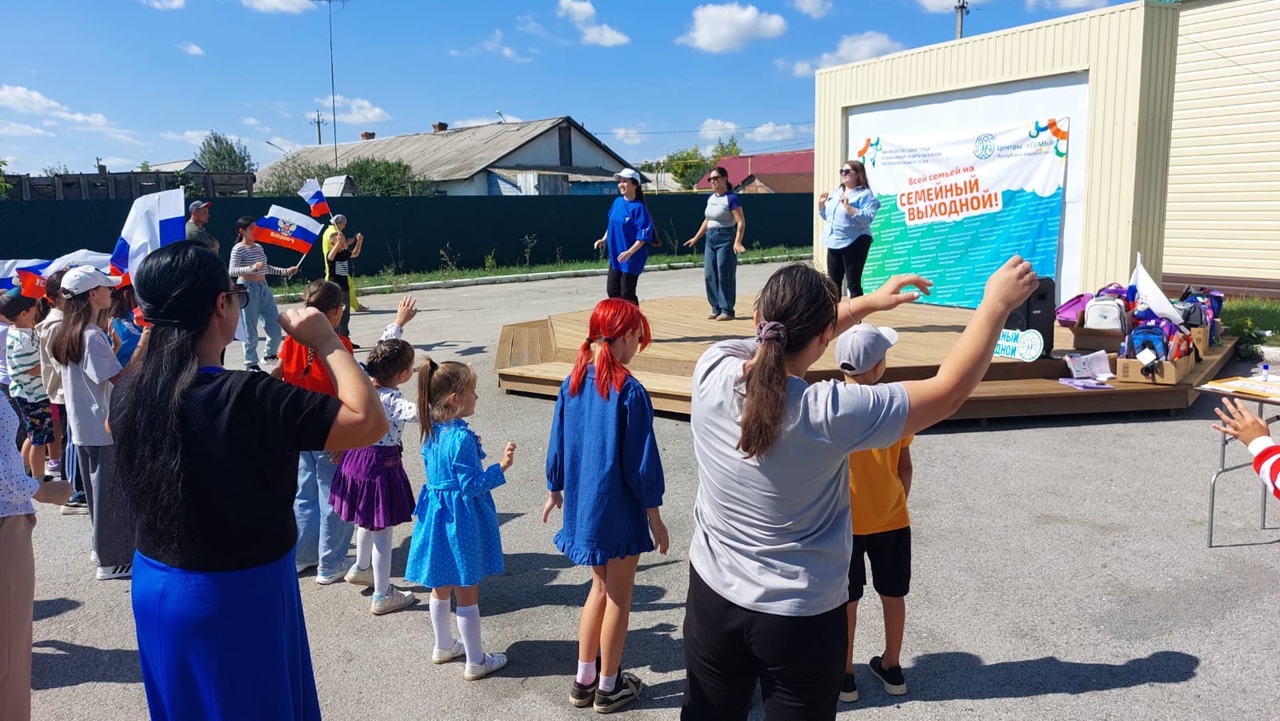 В рамках акции «Помоги собраться в школу» вручены первые рюкзаки