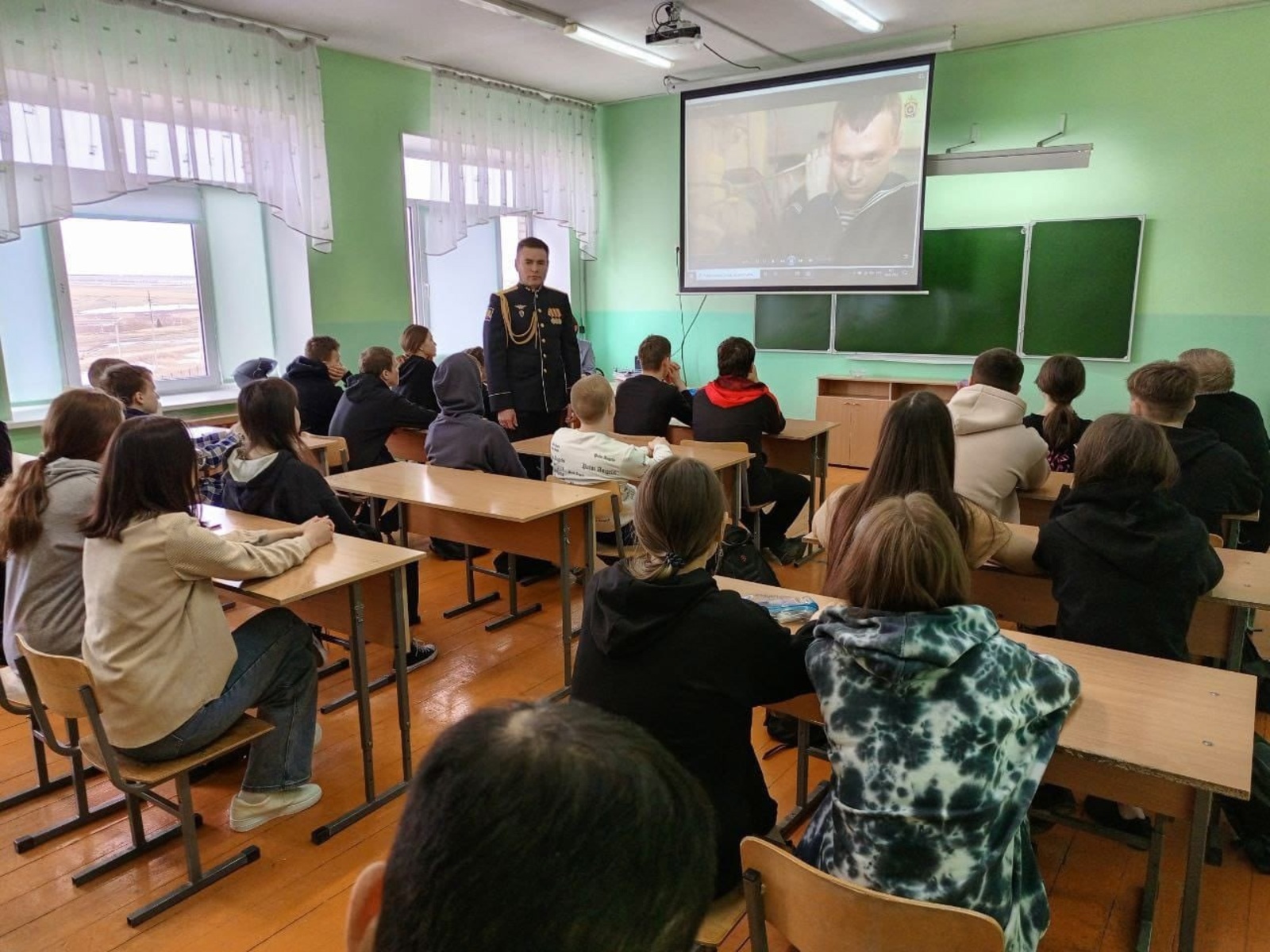 В школе села Бурибай прошла  встреча учеников 9-11 классов с земляком, мичманом, старшим инструктором Ильгизом Хатмуллиным