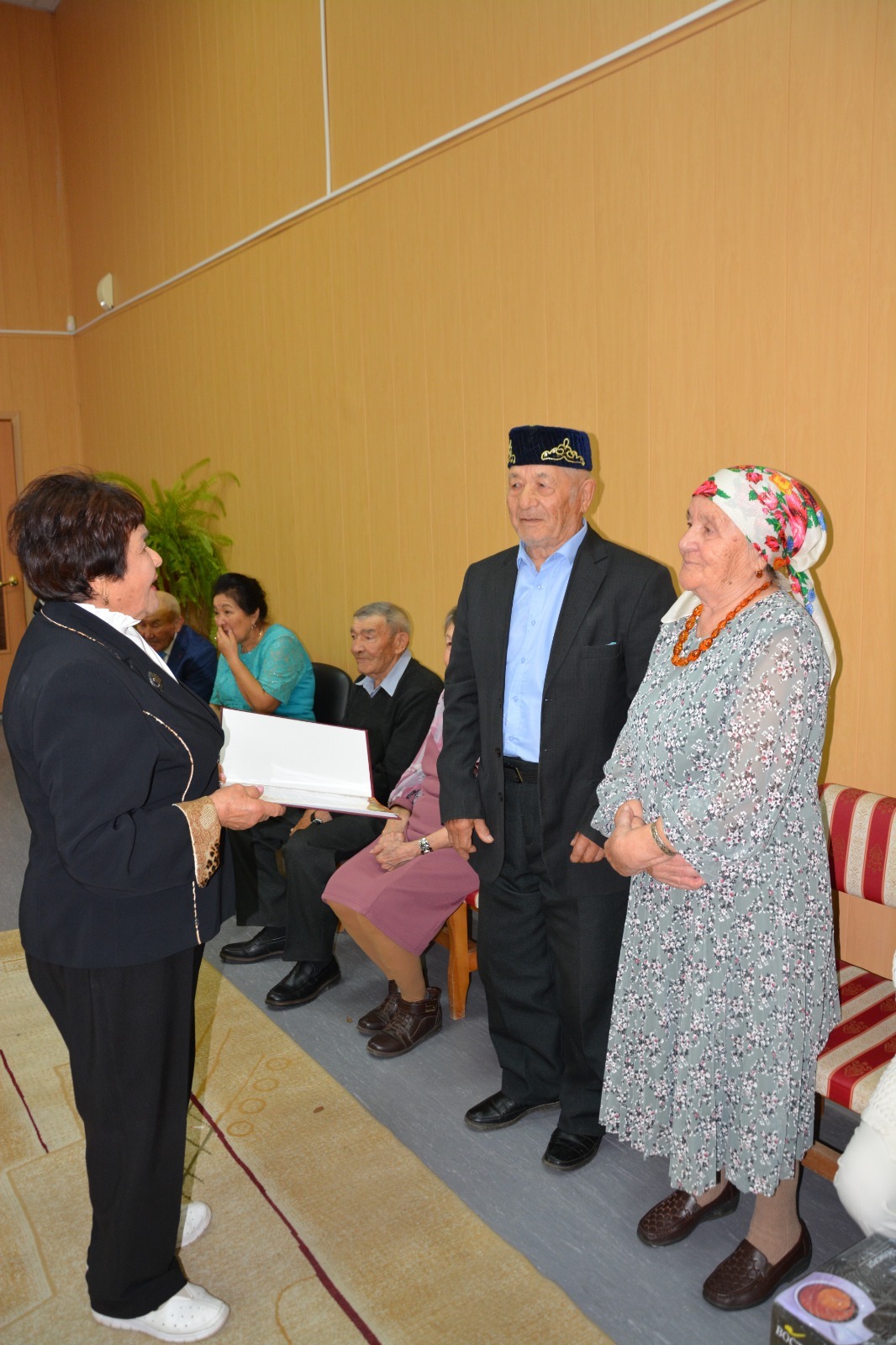 Вместе рука об руку по жизни идут