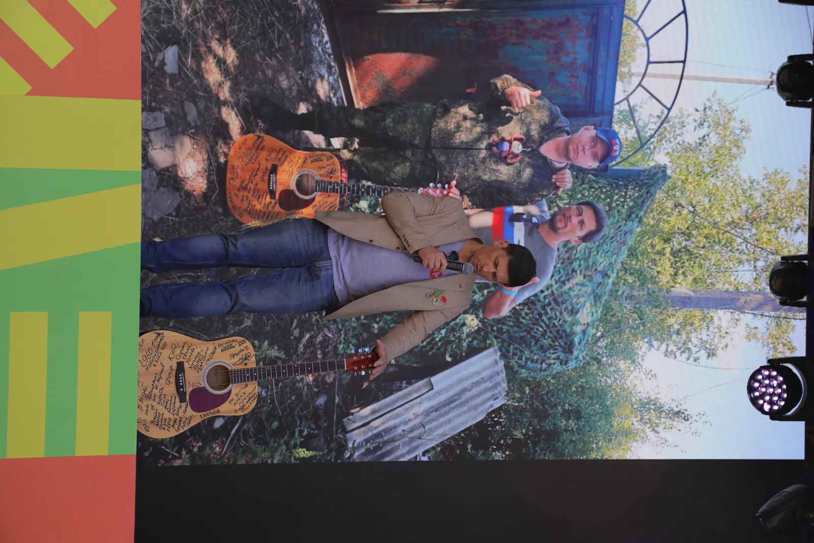 На фестивале "Китап-байрам" подарили боевую гитару музею музыки им. Шаляпина