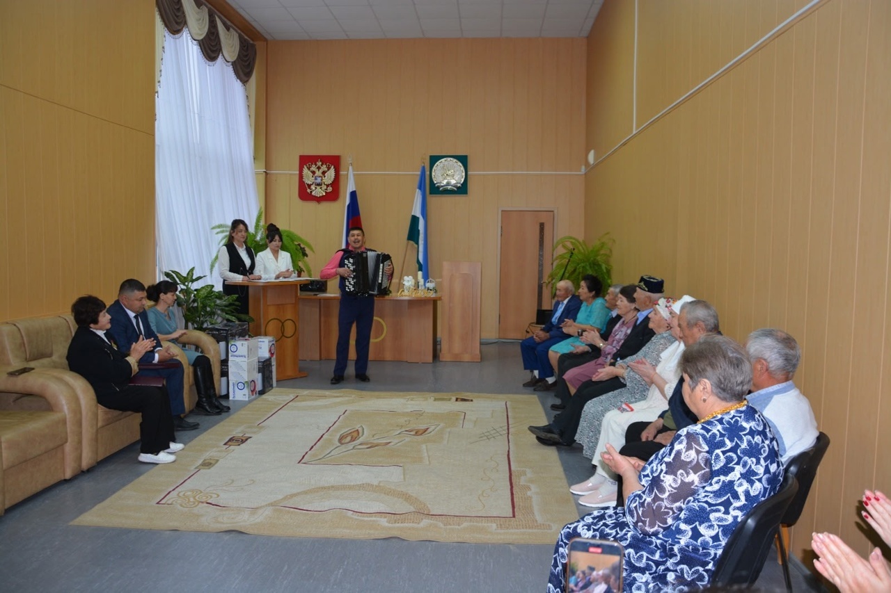 Вместе рука об руку по жизни идут