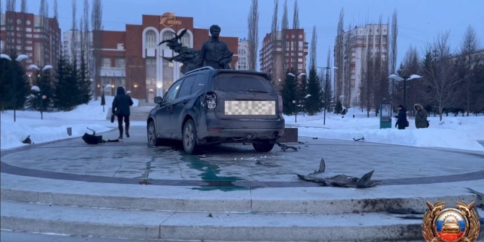 В Уфе водитель без прав врезался в памятник Мустаю Кариму