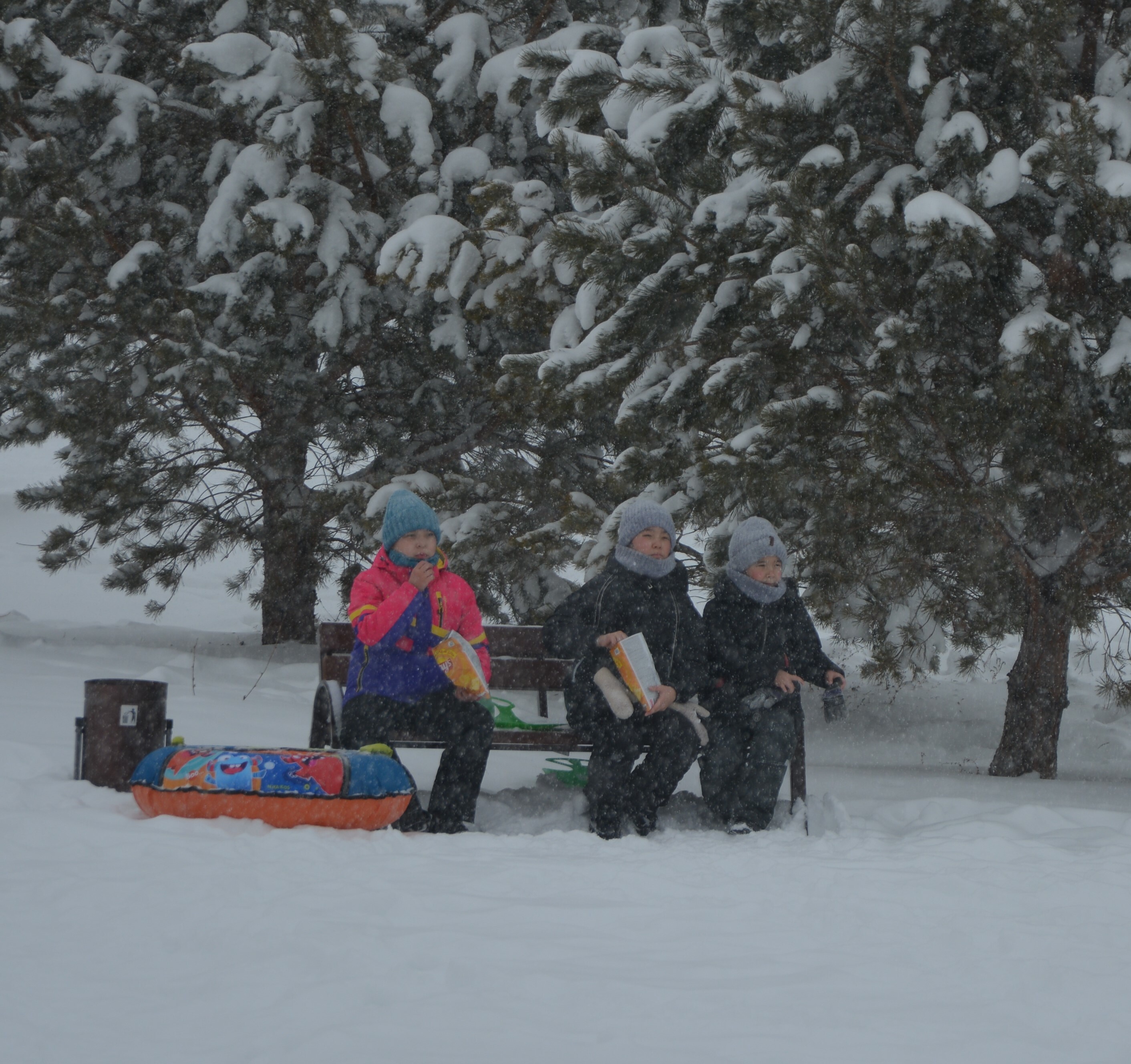 Несмотря на снег и ветер, весело играют дети!