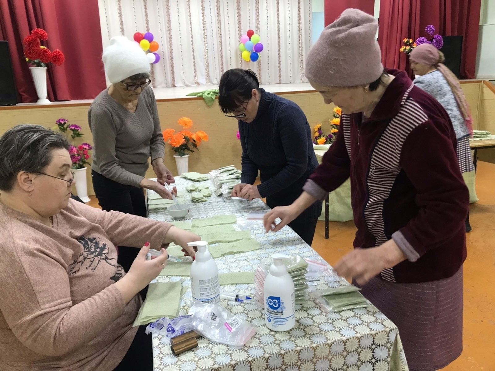Жители села Федоровка собрались в сельском клубе для того, чтобы изготовить для бойцов СВО «сухой душ»
