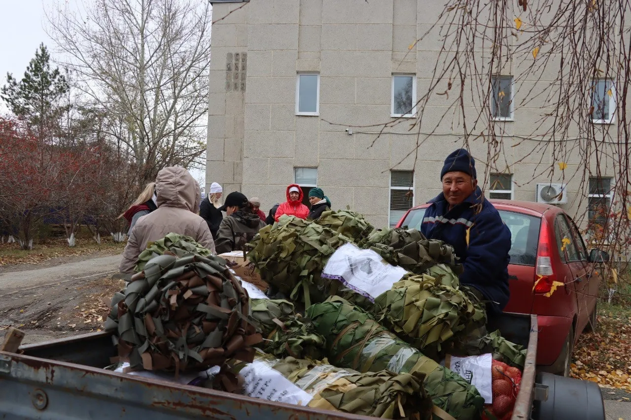 В районе Башкирии волонтёры загрузили фуру имуществом для нужд СВО