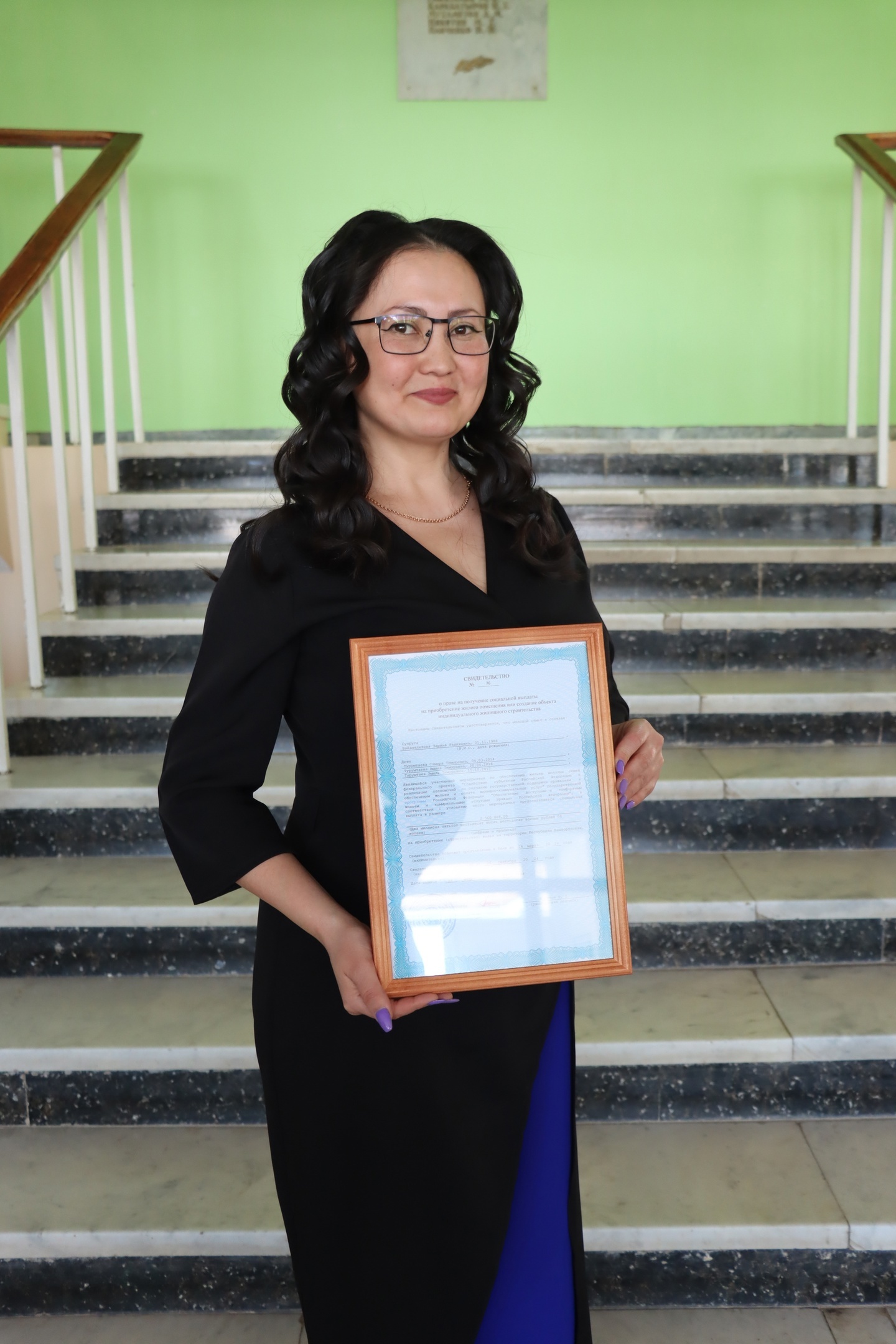 Глава администрации Хайбуллинского района Рустам Шарипов вручил молодой семье жилищный сертификат