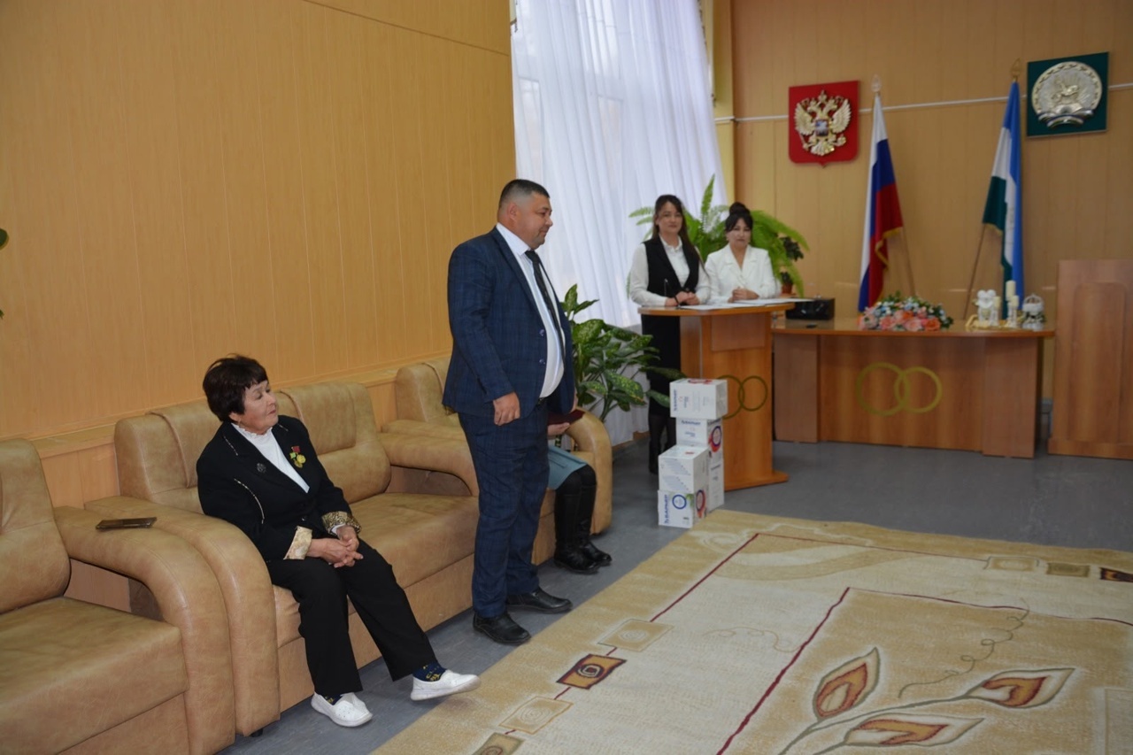 Вместе рука об руку по жизни идут