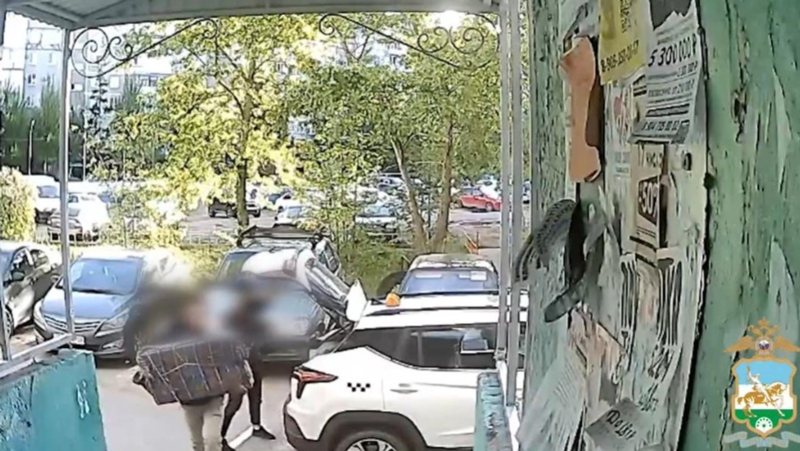 Курьер украл у пенсионерки сейф с 3 млн рублей и драгоценностями