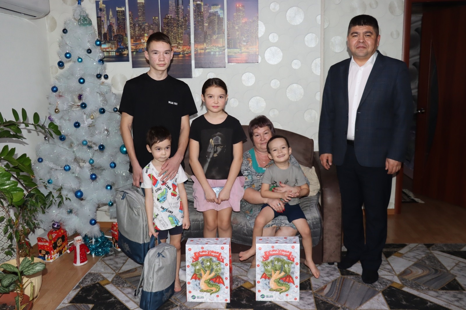 Глава администрации Хайбуллинского района Рустам Шарипов поздравил с наступающим Новым годом детей из семей участников СВО