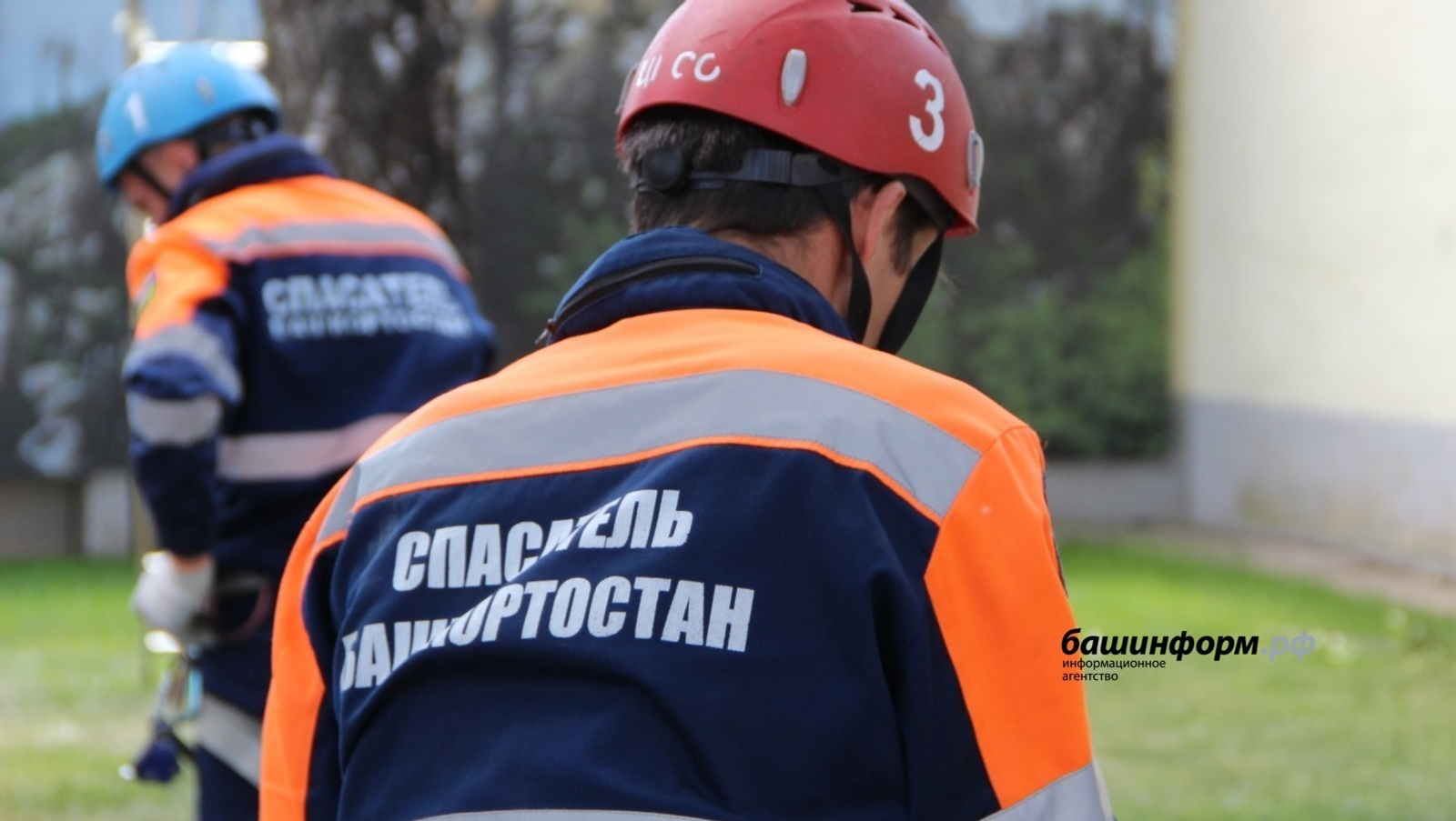 В Башкирии семья на автомобиле угодила в болото