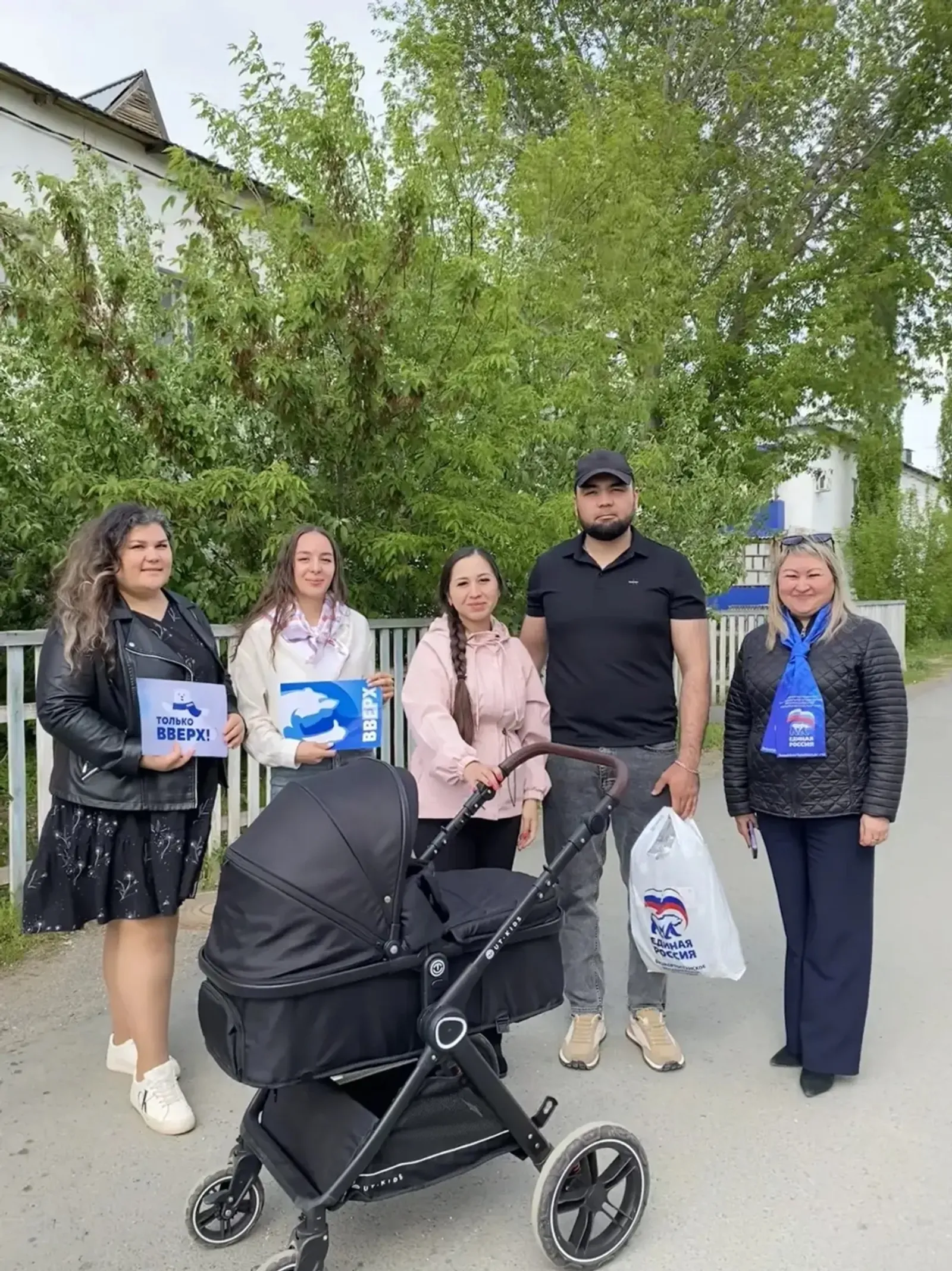 В день семьи поздравили семью Нураевых с появлением нового члена семьи