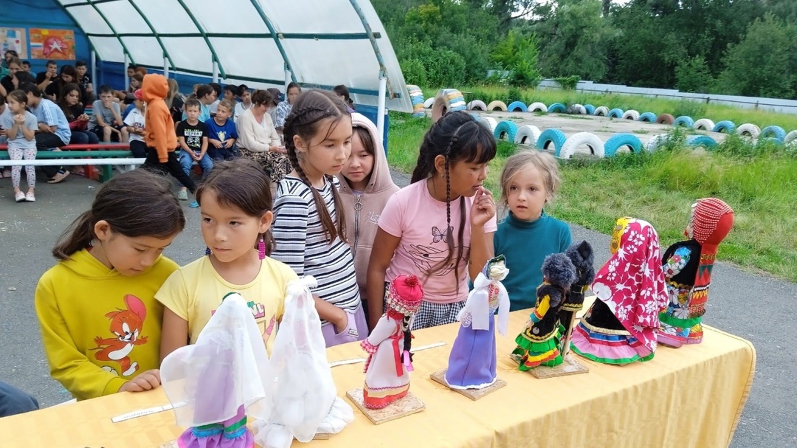 В детском оздоровительном лагере "Аксарлак" детям рассказали о курае и показали национальные костюмы разных народов