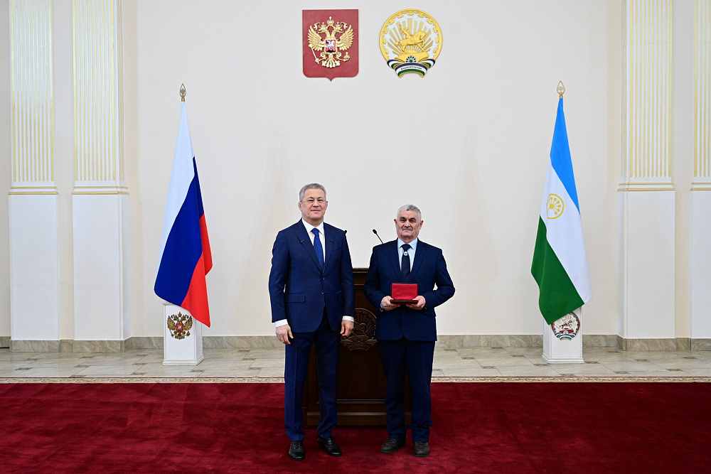 Радий Хабиров вручил государственные награды России и Башкортостана