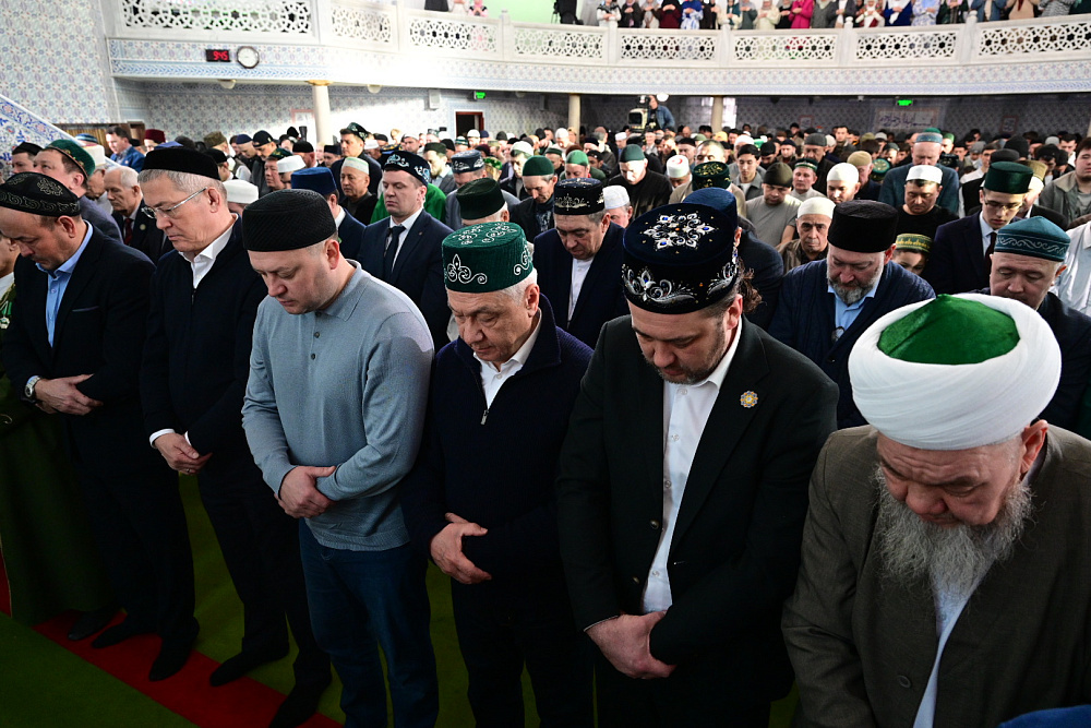 Радий Хабиров принял участие в коллективном намазе в честь Ураза-байрам