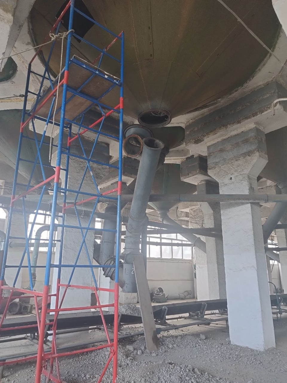 В Башкирии работник элеватора упал с высоты 15 этажа