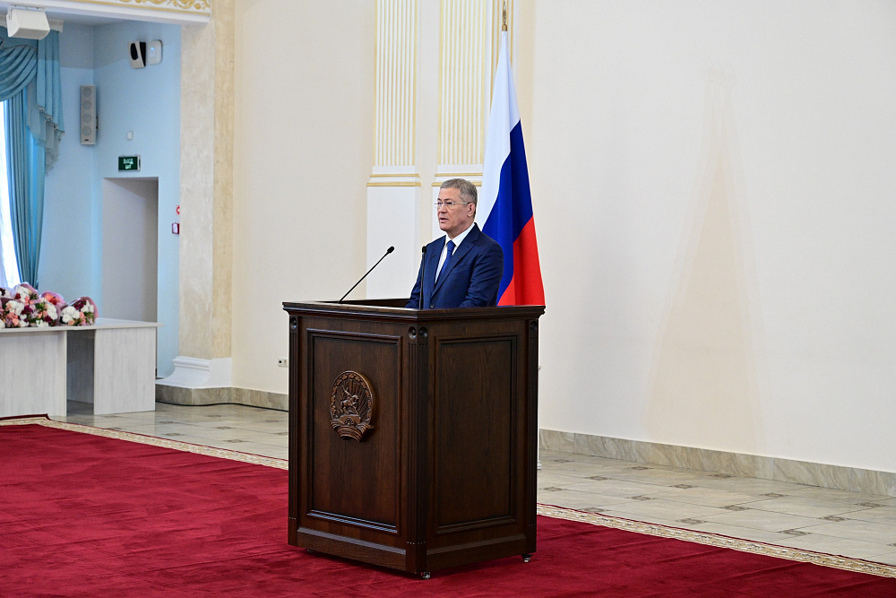 Радий Хабиров вручил государственные награды России и Башкортостана