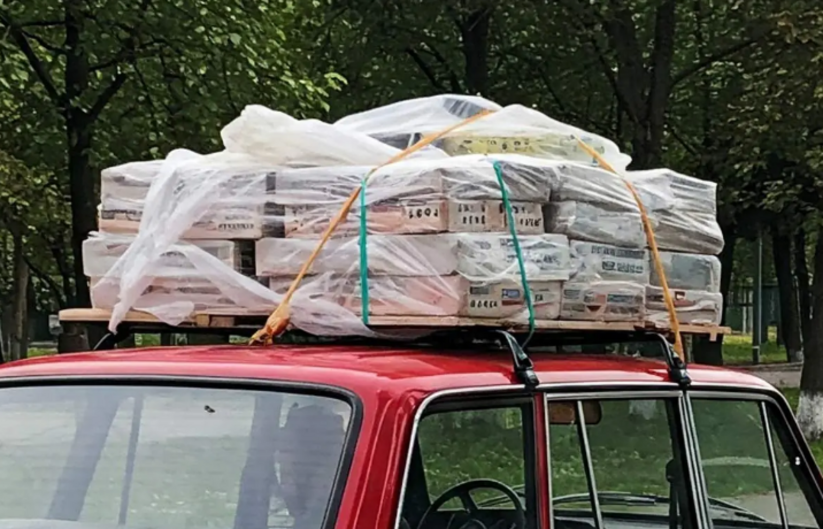 Что категорически нельзя возить в машине: полезная памятка для автомобилистов