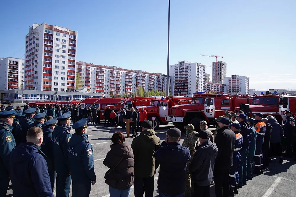 Пожарные Башкирии в профессиональный праздник получили новую технику