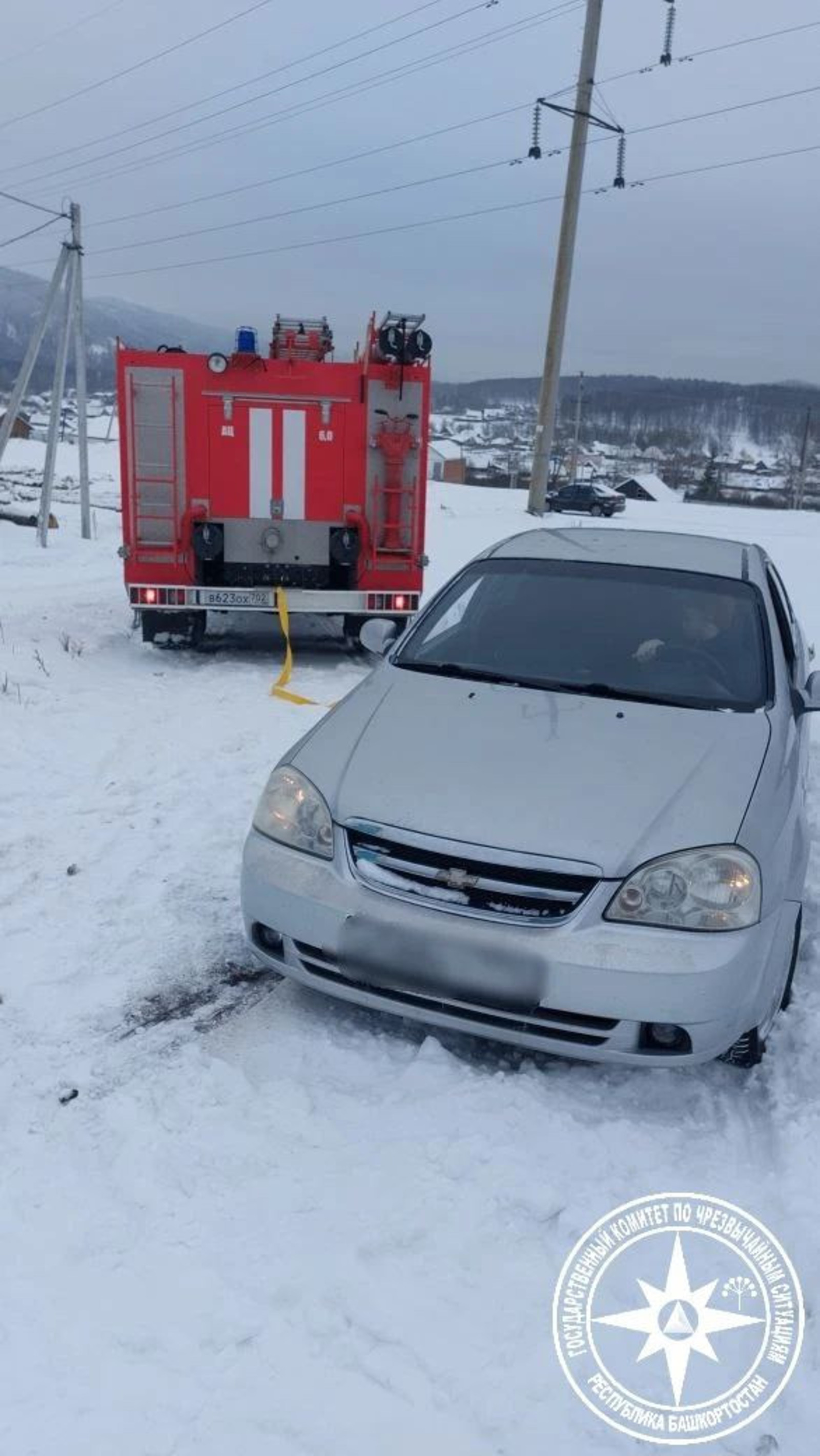 В Башкирии спасатели освободили автомобиль из снежного плена