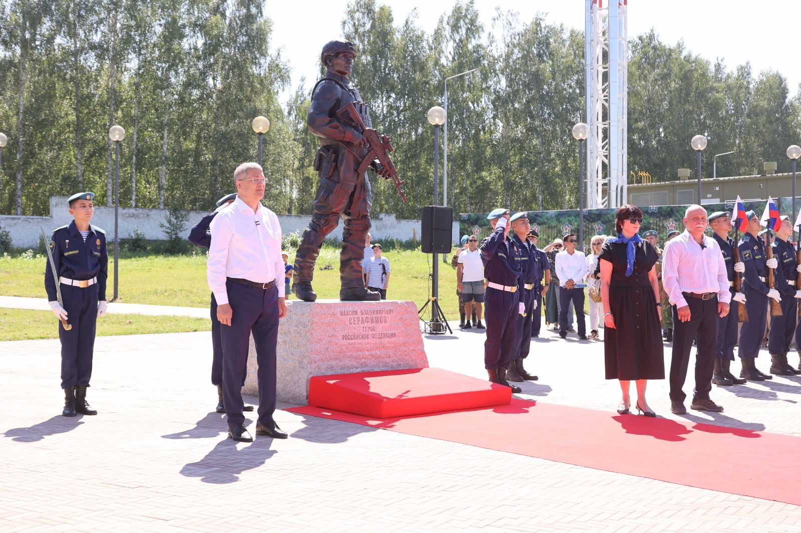Глава Башкирии открыл памятник Герою России Максиму Серафимову