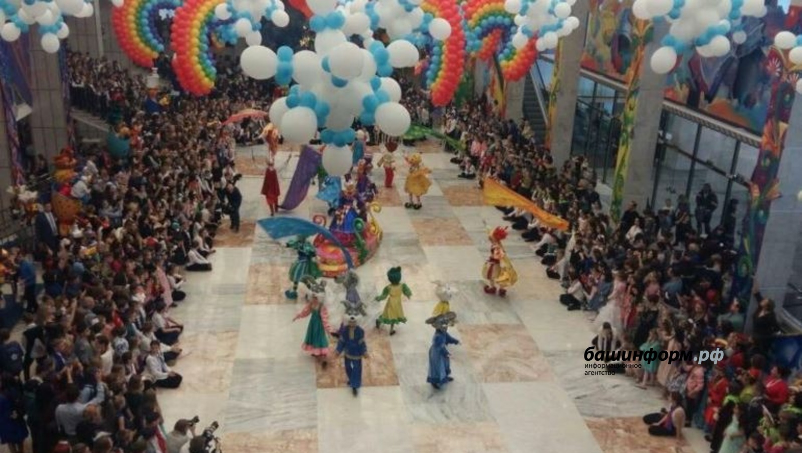 Мальчишки и девчонки смогут увидеть новогодний Кремль