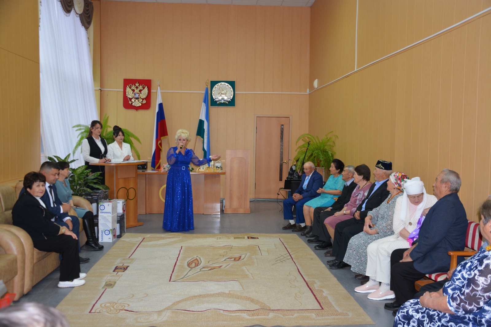 Вместе рука об руку по жизни идут