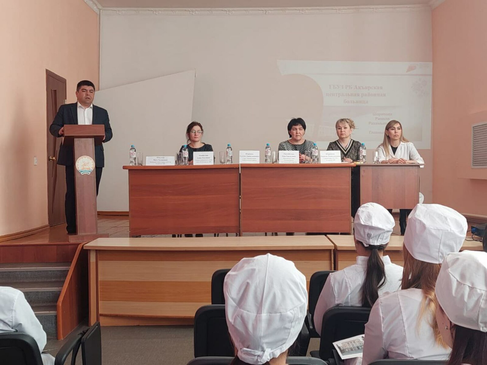 Глава администрации Хайбуллинского района Рустам Шарипов встретился со студентами Сибайского медицинского колледжа