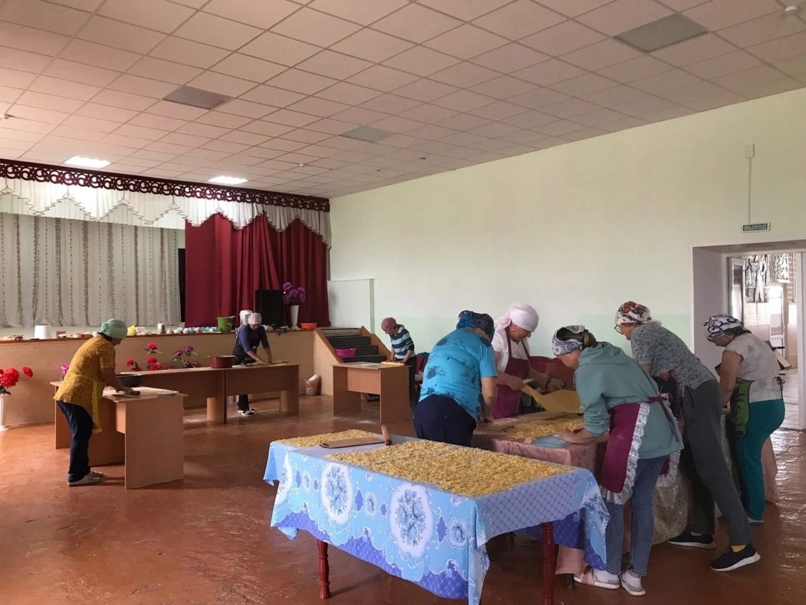 Женщины села Федоровка изготавливают домашнюю лапшу для участников СВО