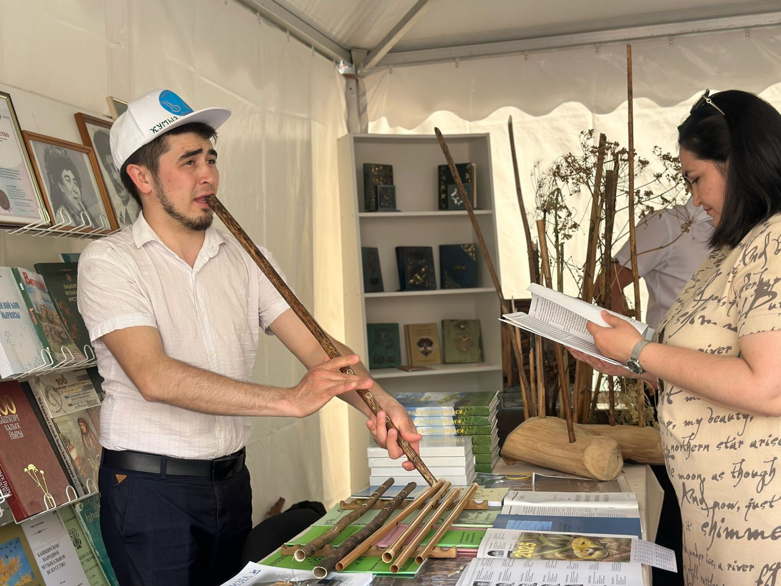 На выставке «Китап-байрам» можно найти книги о курае