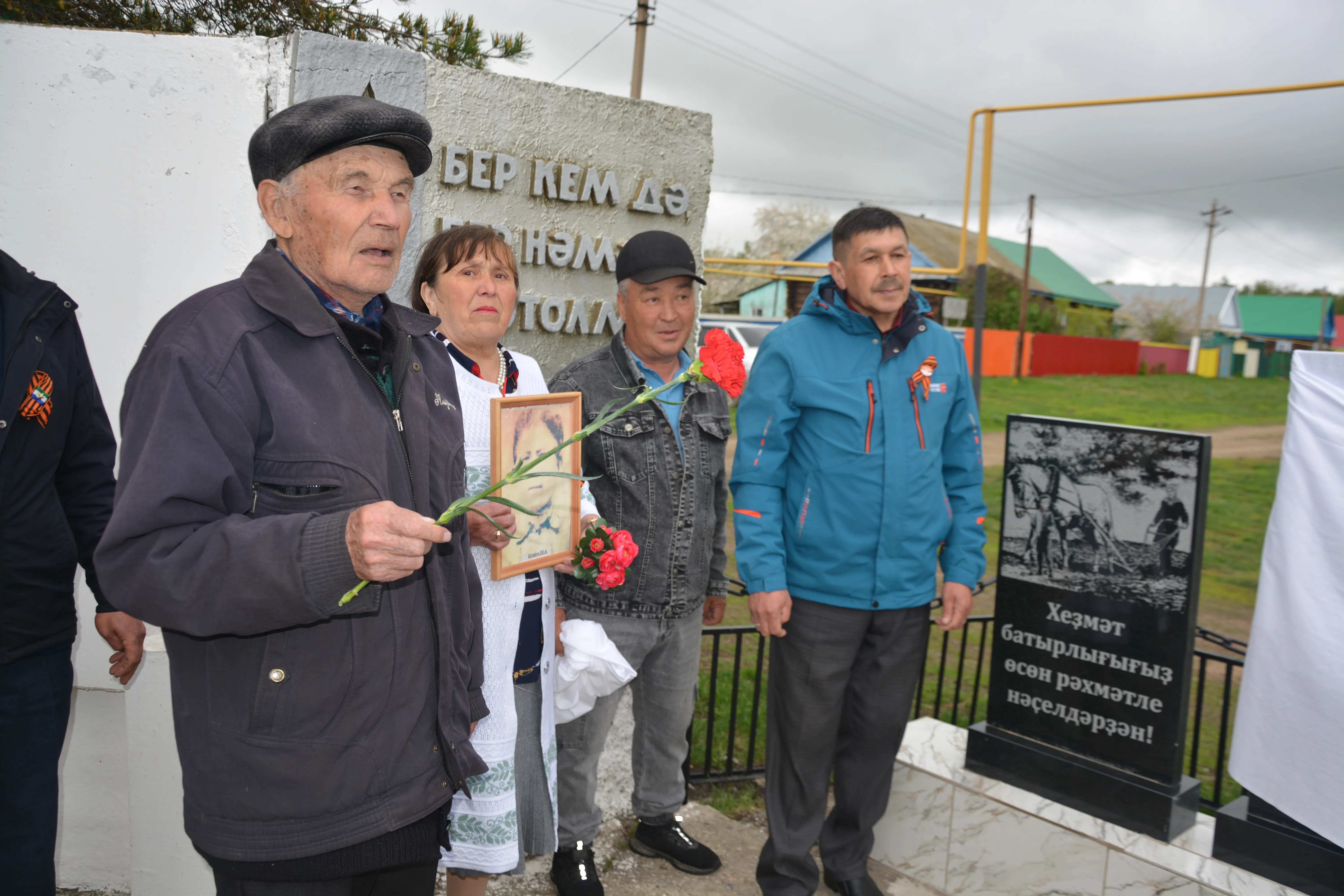 В селе Галиахметово открыли памятник труженикам тыла