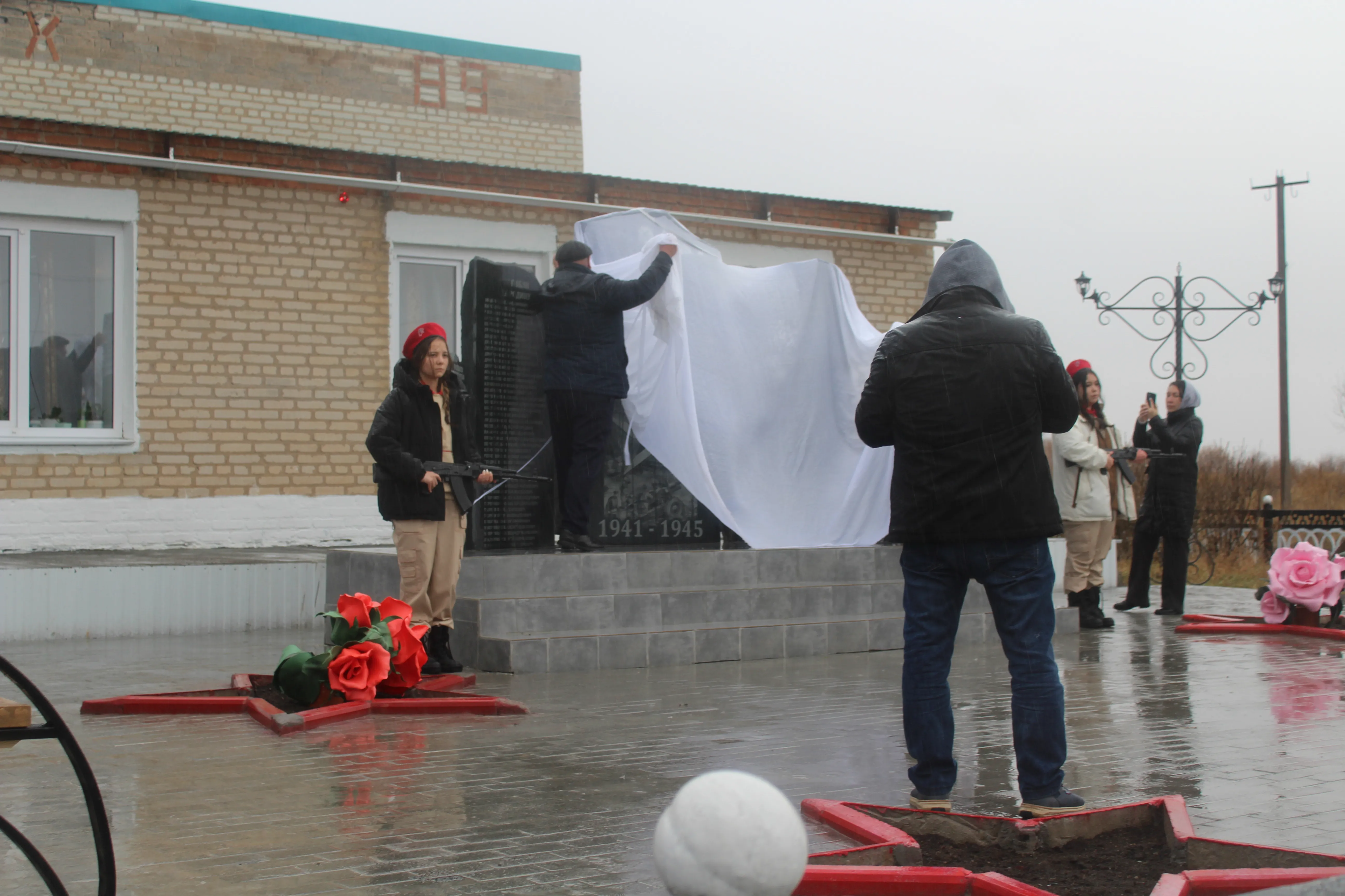 В селе Савельевка открылся обновленный памятник