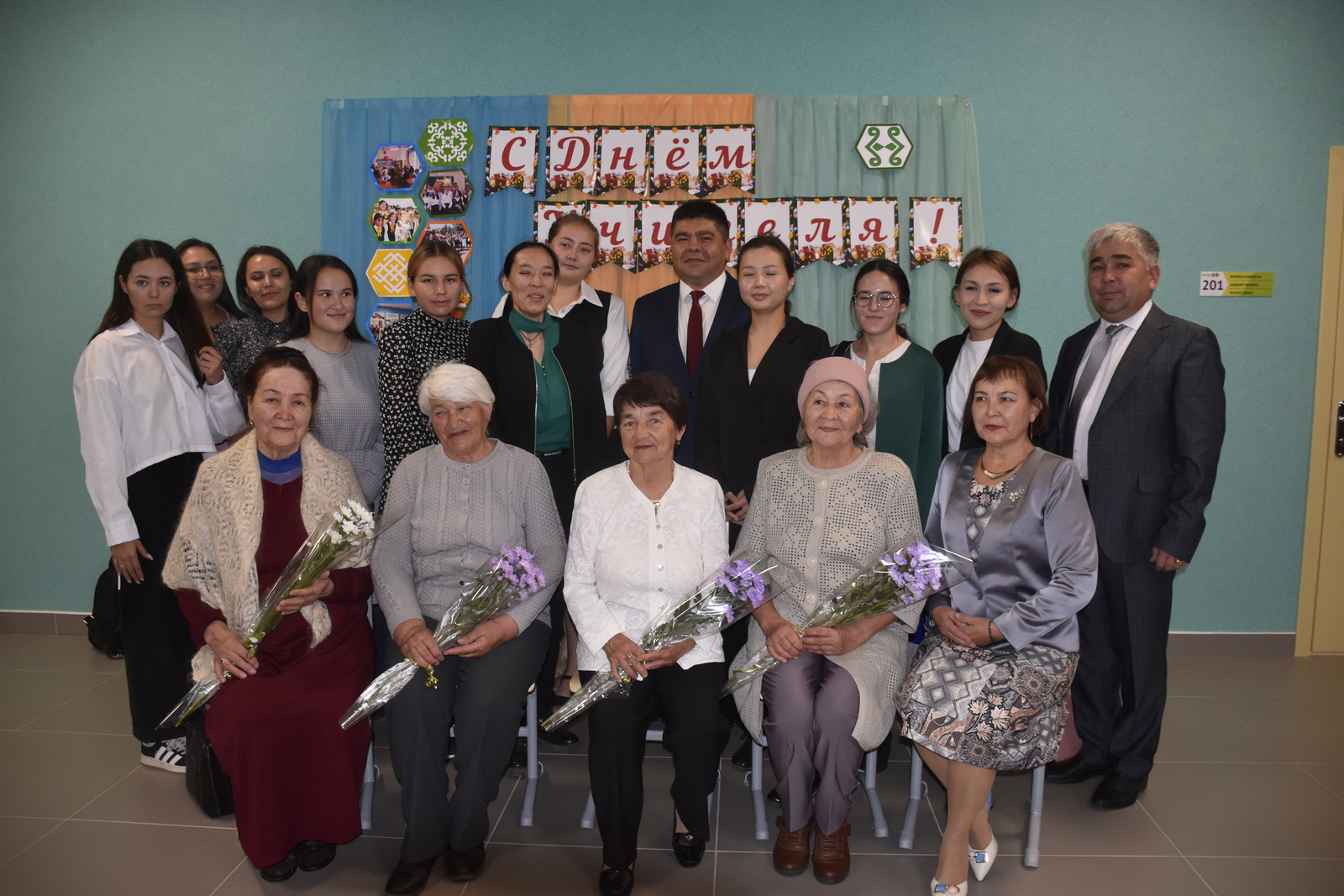 Хайбуллинских педагогов чествовали в новой школе № 3 села Акъяр