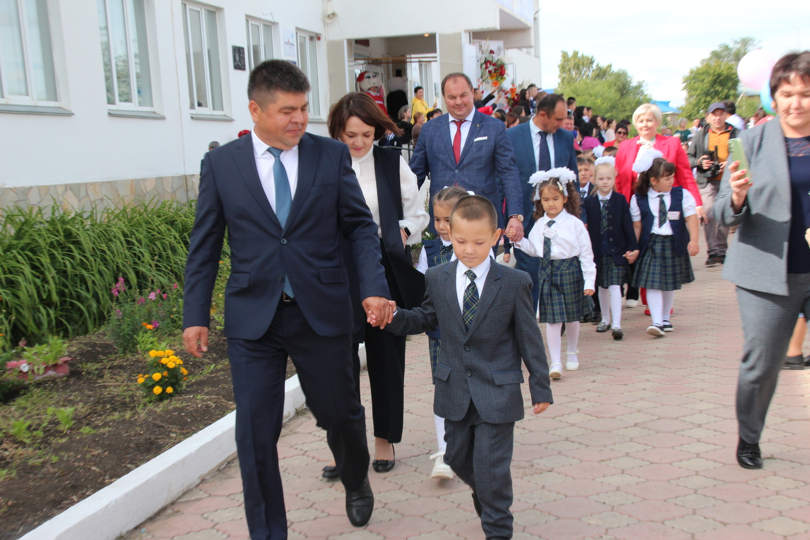 В Хайбуллинском районе Альфия Галиева и Юрий Лысов повели в первый класс детей, участников СВО