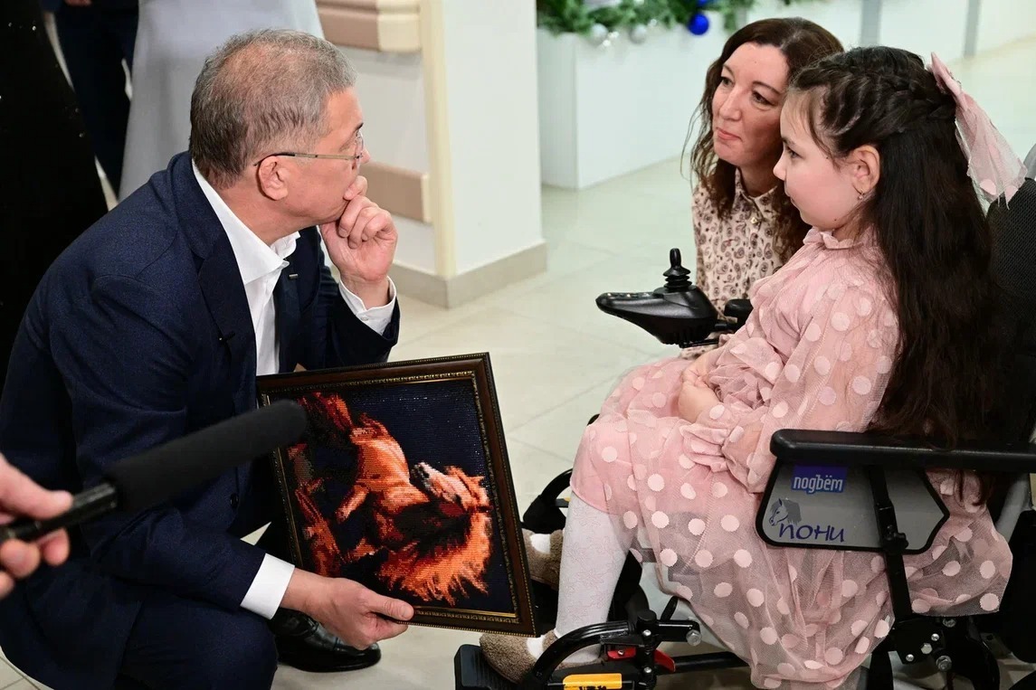 Радий Хабиров провёл старый Новый год в Уфимском хосписе