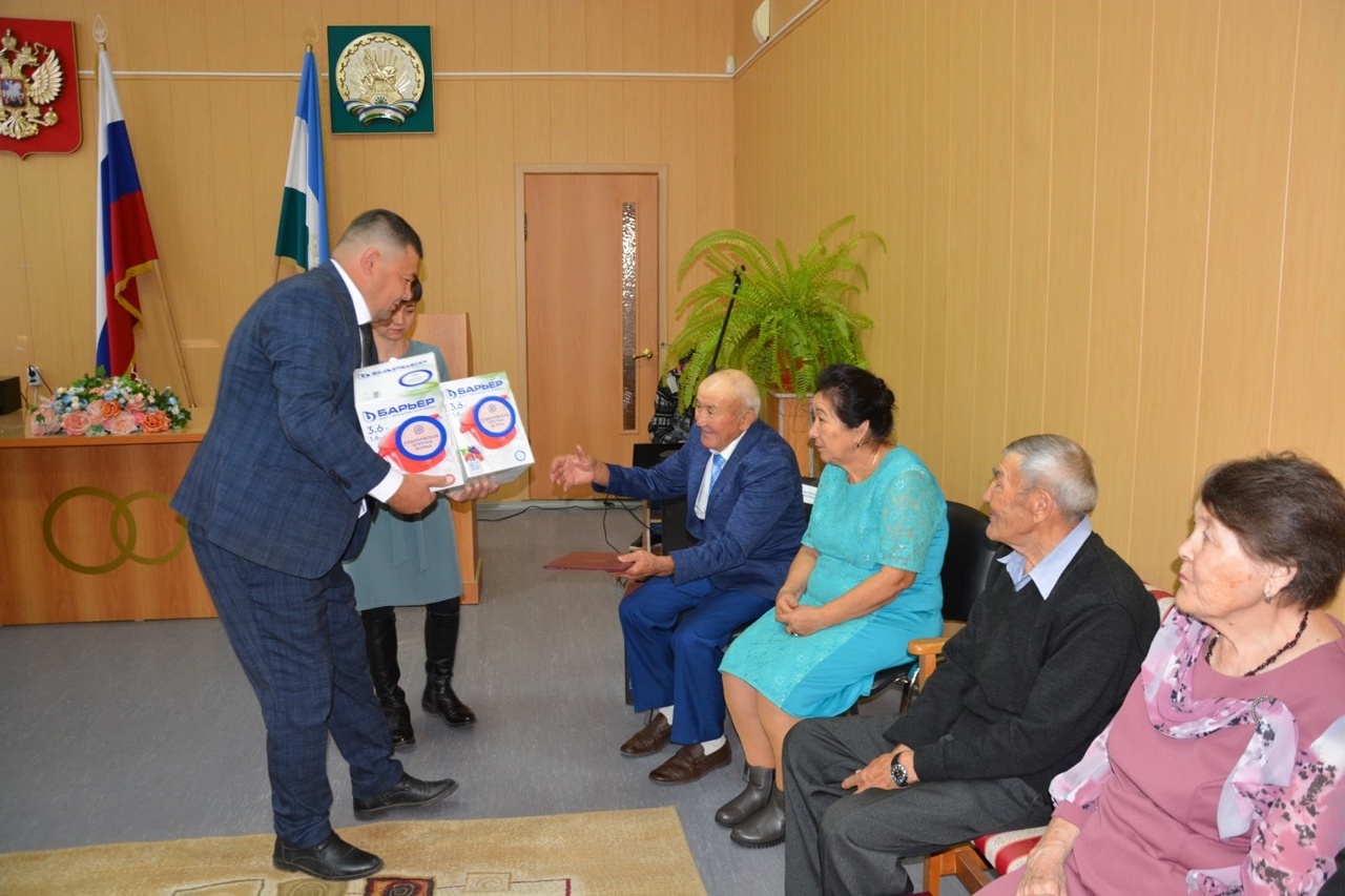 Вместе рука об руку по жизни идут