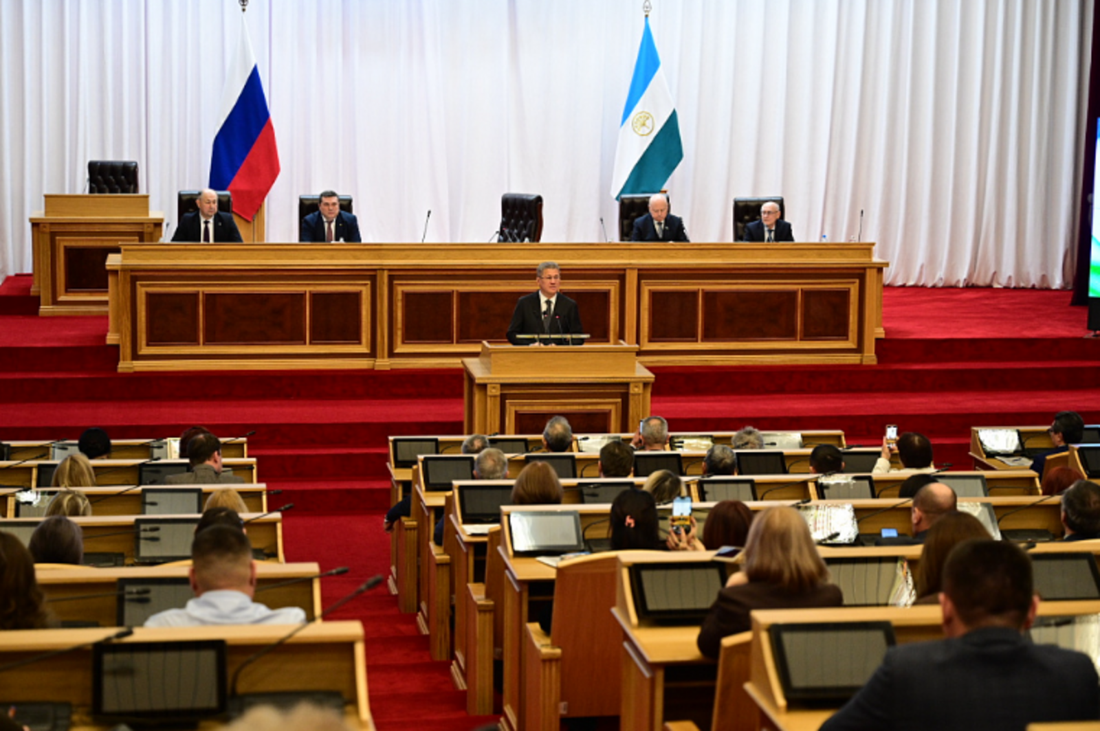 Радий Хабиров вручил первые удостоверения военным корреспондентам Башкортостана