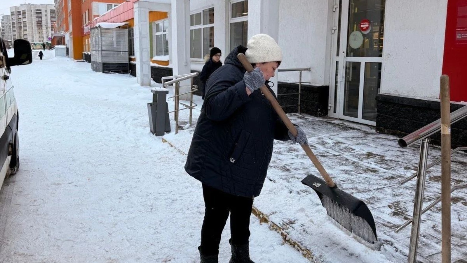 В каникулы продажи лопат для уборки снега в России выросли в 8 раз