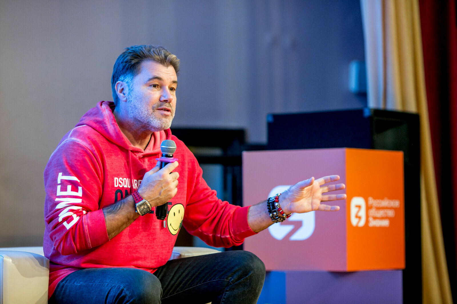 Писатель Олег Рой выступил перед уфимскими школьниками