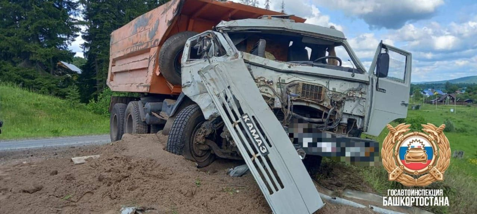 В Башкирии в ДТП водитель и его пассажир вылетели из кабины грузовика