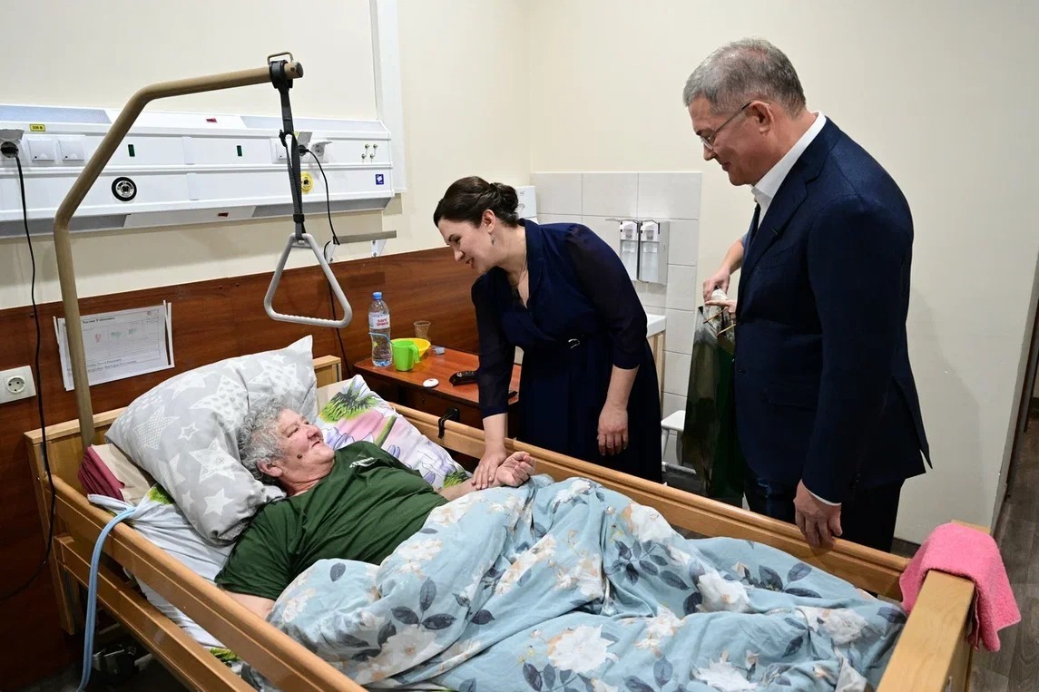 Радий Хабиров провёл старый Новый год в Уфимском хосписе