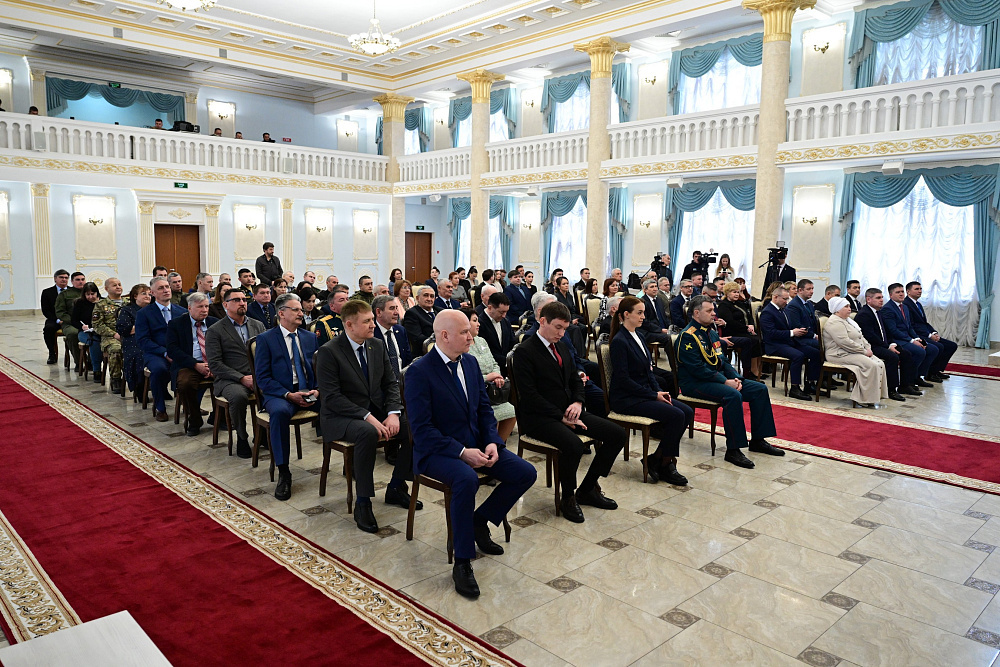 Радий Хабиров вручил государственные награды России и Башкортостана